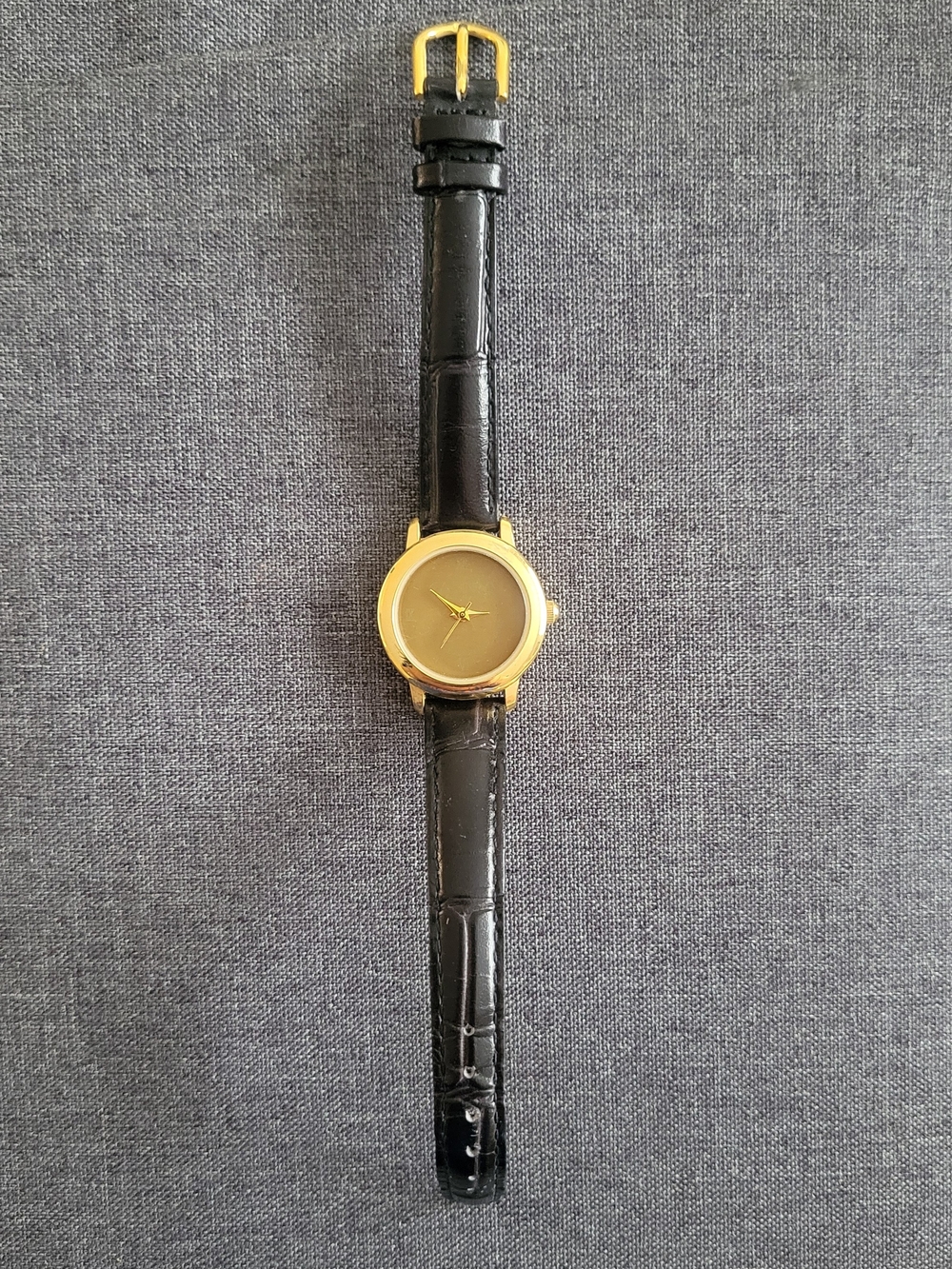 Classic Gold-Tone Watch with Black Leather Strap